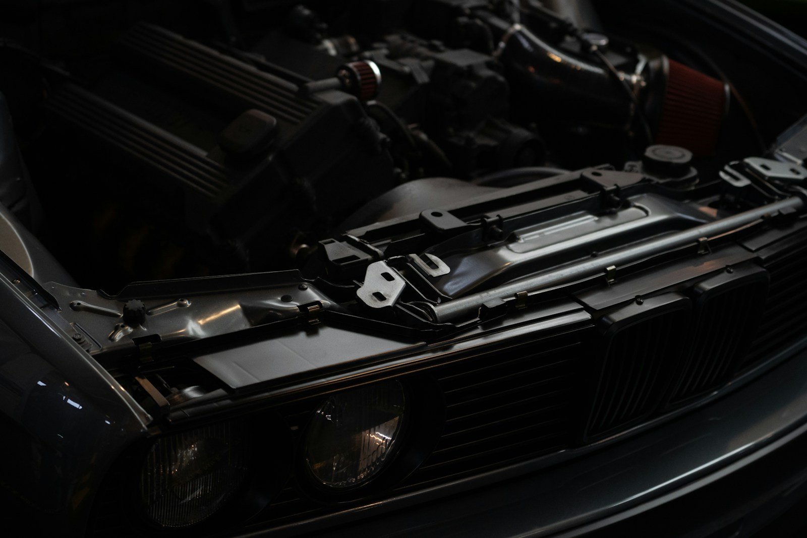 Motorový prostor vozu s motorem PureTech při kontrole rozvodů
